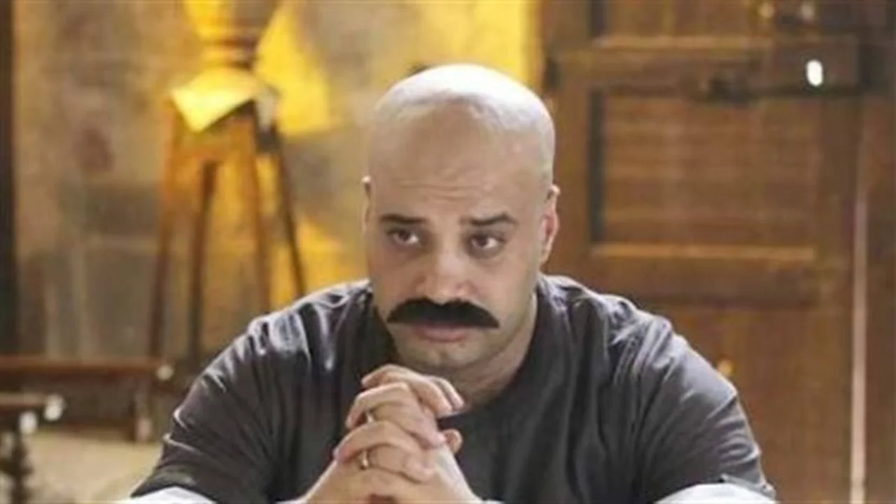 سر الكاريزما.. لماذا تصدرت غمزات حاتم صلاح تريند مواقع التواصل الاجتماعي؟